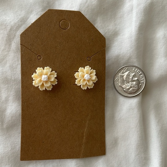 Yellow‎ and White 3D Flower Stud Earrings - Picture 5 of 5